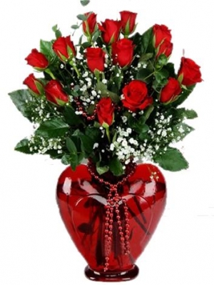 Kırmızı Kalp vazoda kırmızı güller çiçek gönder